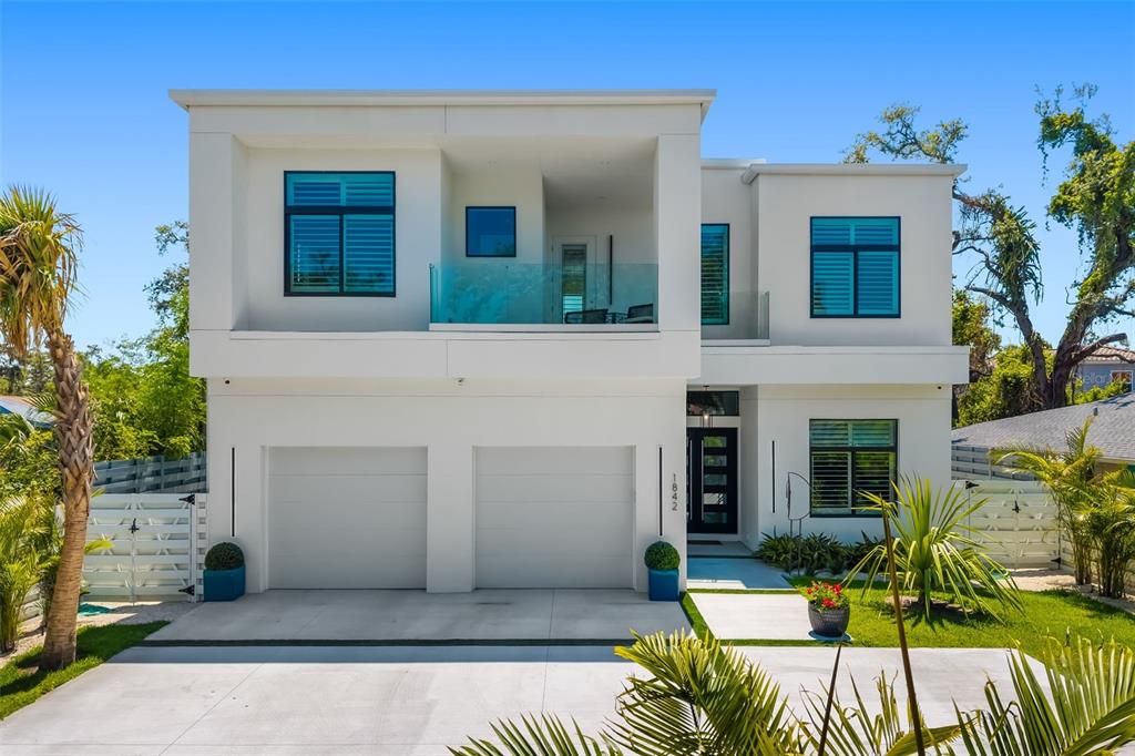 Attached, Exterior, Facade, Modern