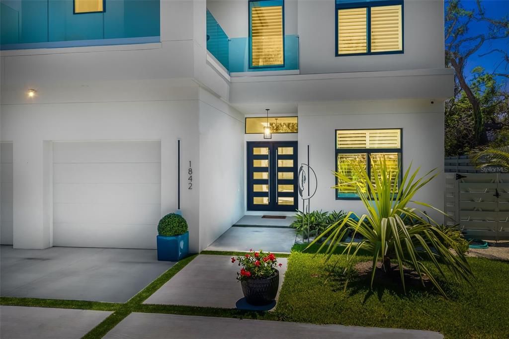 Attached, Exterior, Facade, Modern