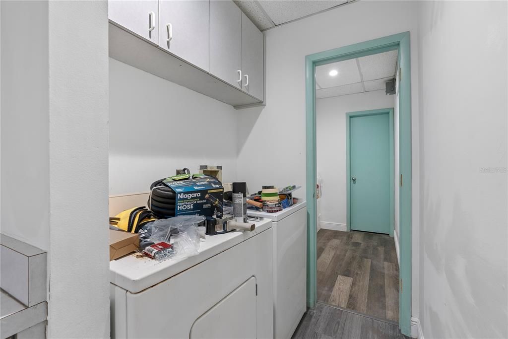 Interior, Recessed Lighting, Washer, Wood Texture Flooring