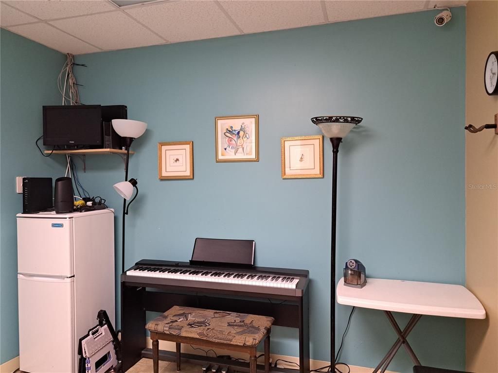 Interior, Piano