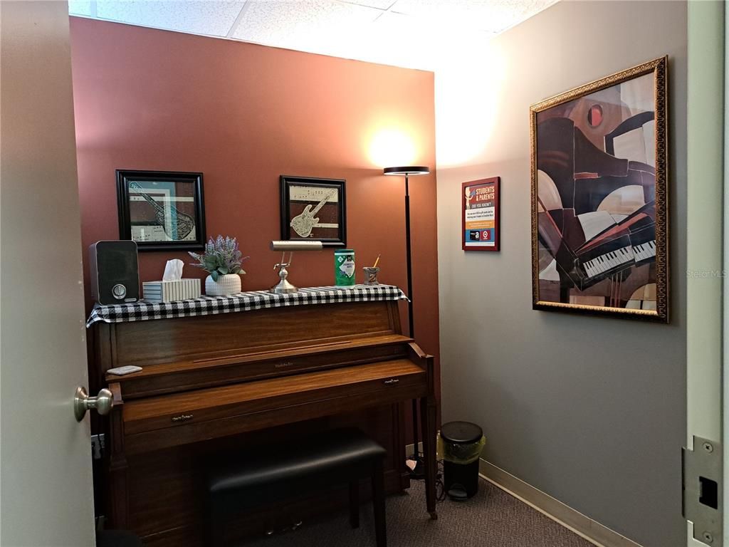 Interior, Piano