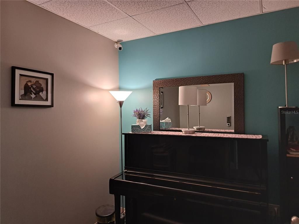 Interior, Piano
