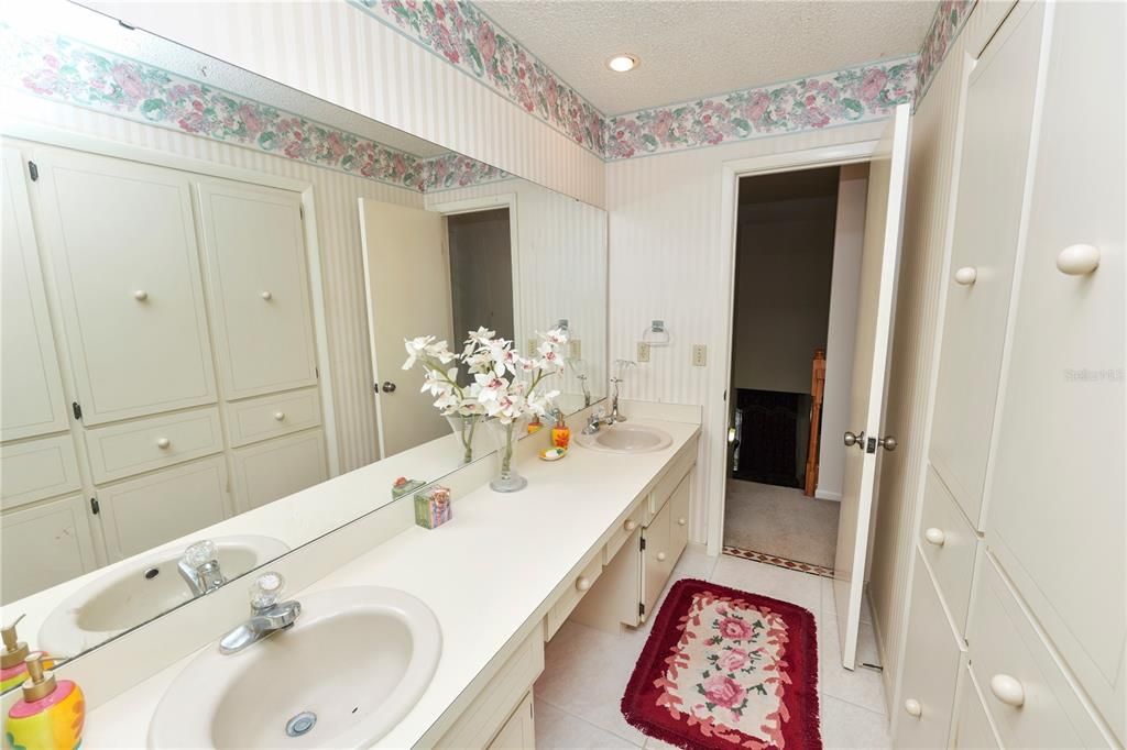 Bathroom, Dual Sink Vanities, Interior, Recessed Lighting