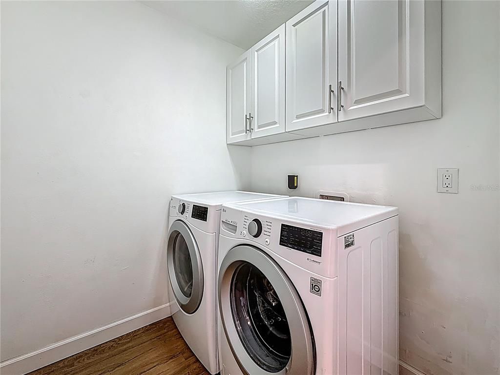 Interior, Washer, Wood Texture Flooring