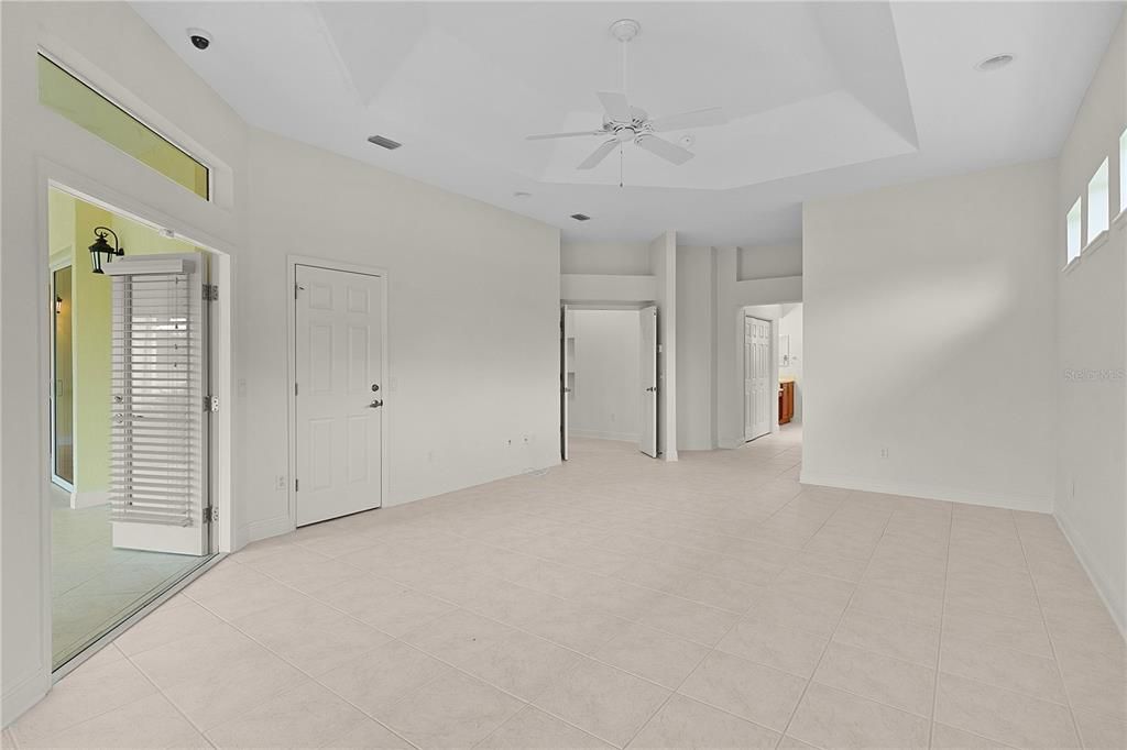 Empty room, Interior, Recessed Lighting