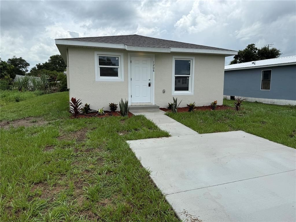 Backyard, Exterior, Facade, Ranch