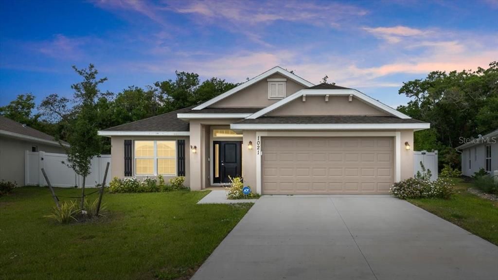 Attached, Exterior, Facade, American Craftsman