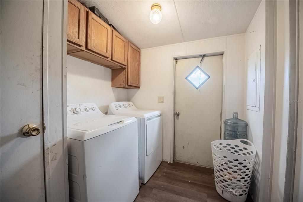 Interior, Washer, Wood Texture Flooring