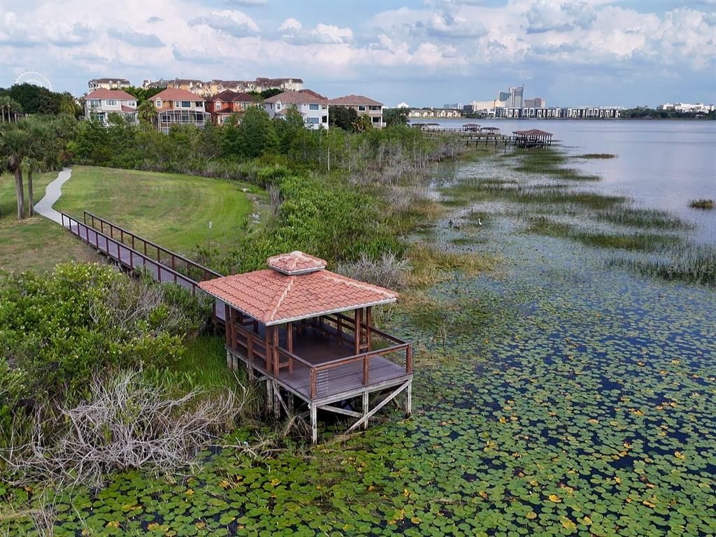 Exterior, Lake