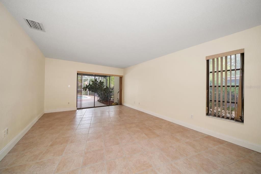Empty room, Interior