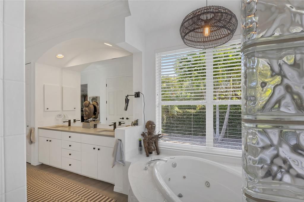 Bathroom, Dual Sink Vanities, Interior, Recessed Lighting