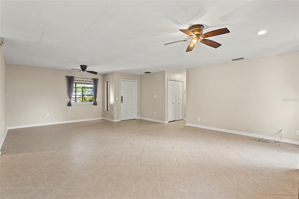 Empty room, Interior, Recessed Lighting