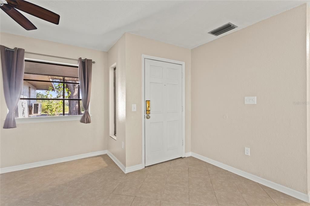 Empty room, Interior