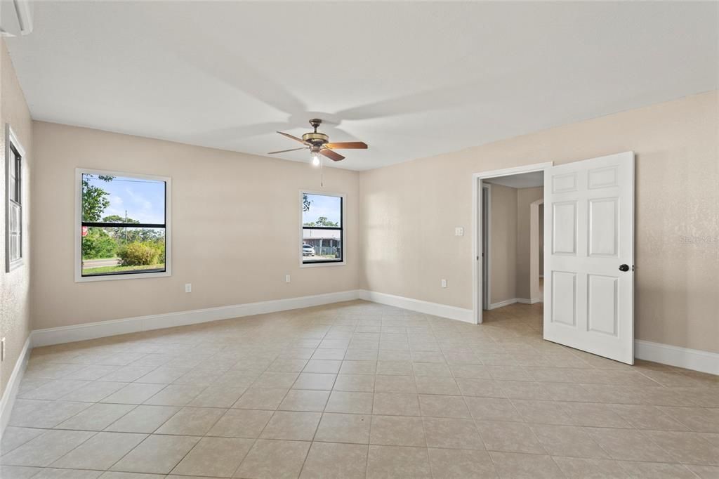 Empty room, Interior