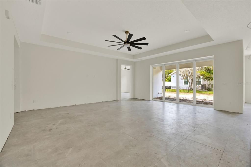 Empty room, Interior