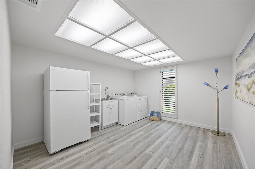 Interior, Washer, Wood Texture Flooring