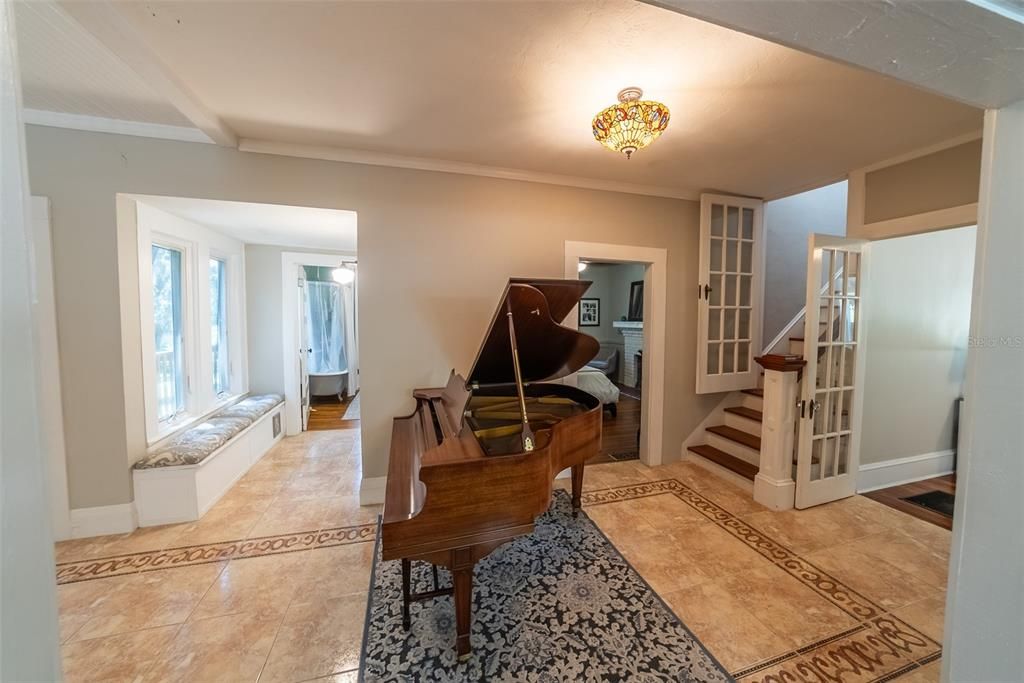 Interior, Piano