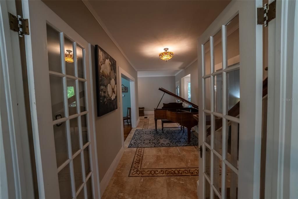 Interior, Piano