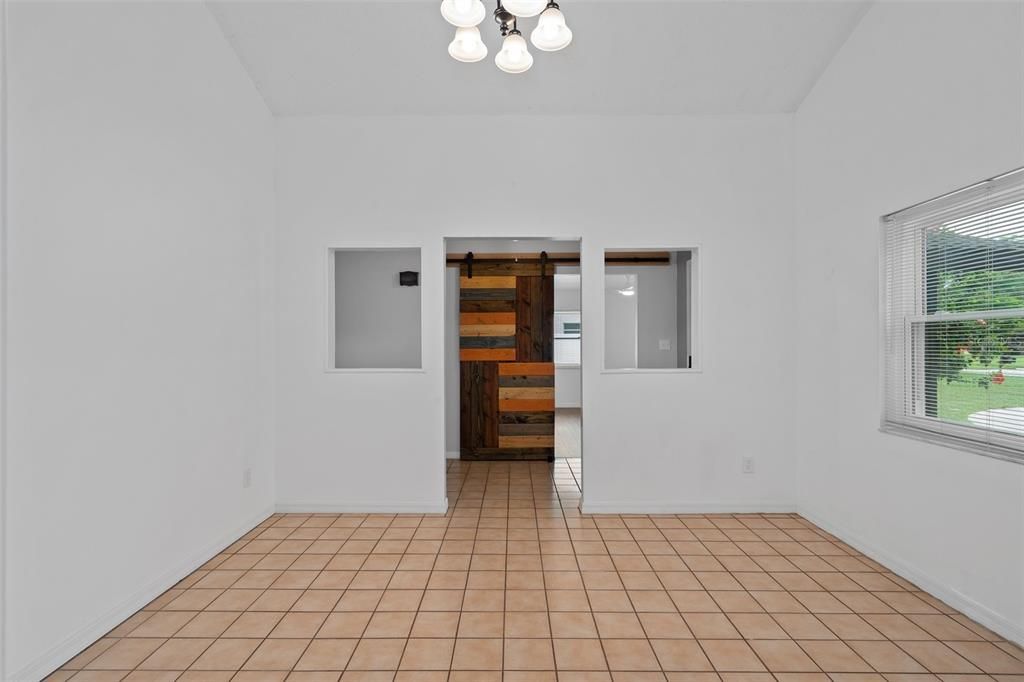 Empty room, Interior