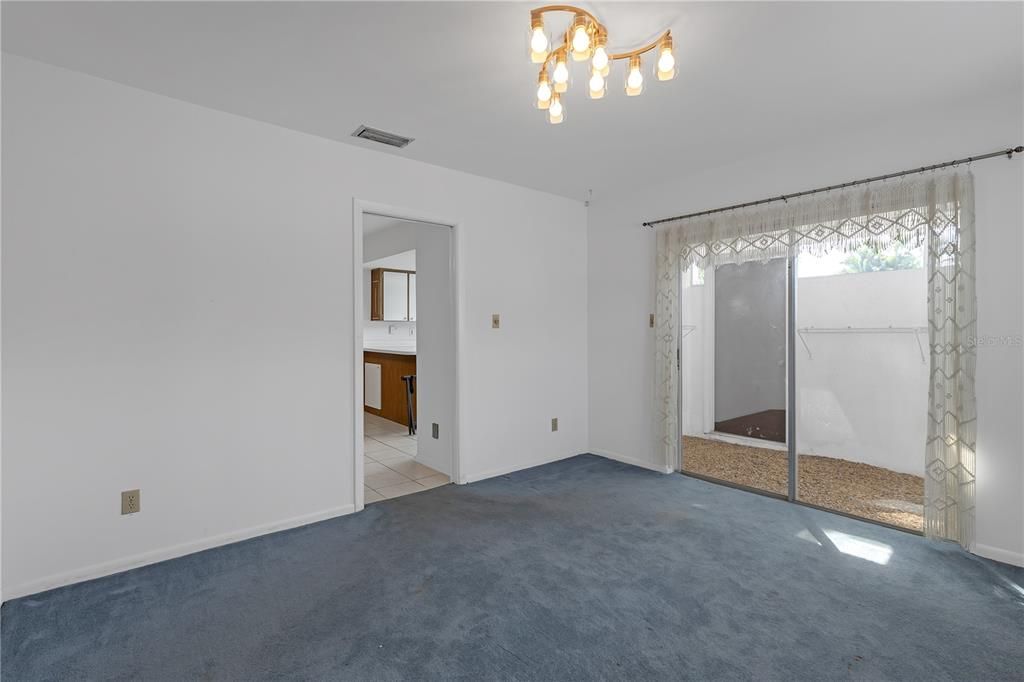 Empty room, Interior