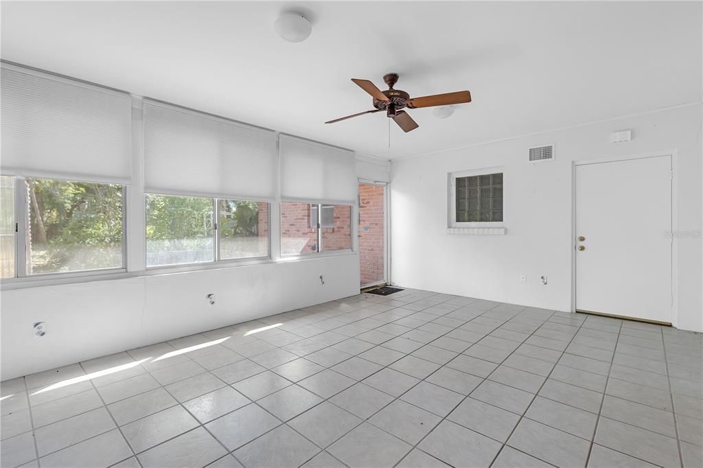 Empty room, Interior