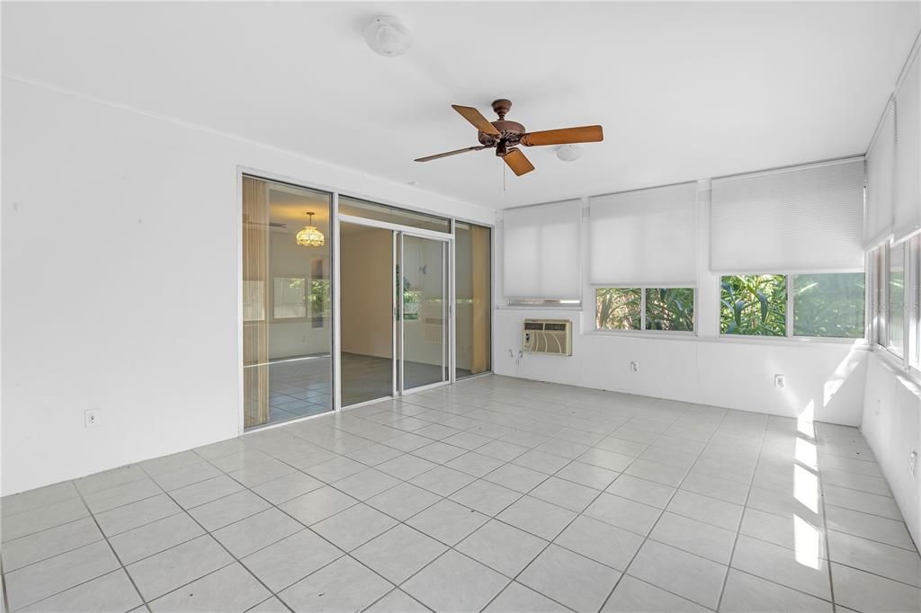 Empty room, Interior