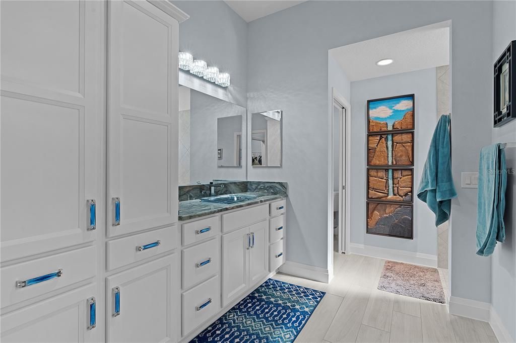 Bathroom, Dual Sink Vanities, Interior, Recessed Lighting
