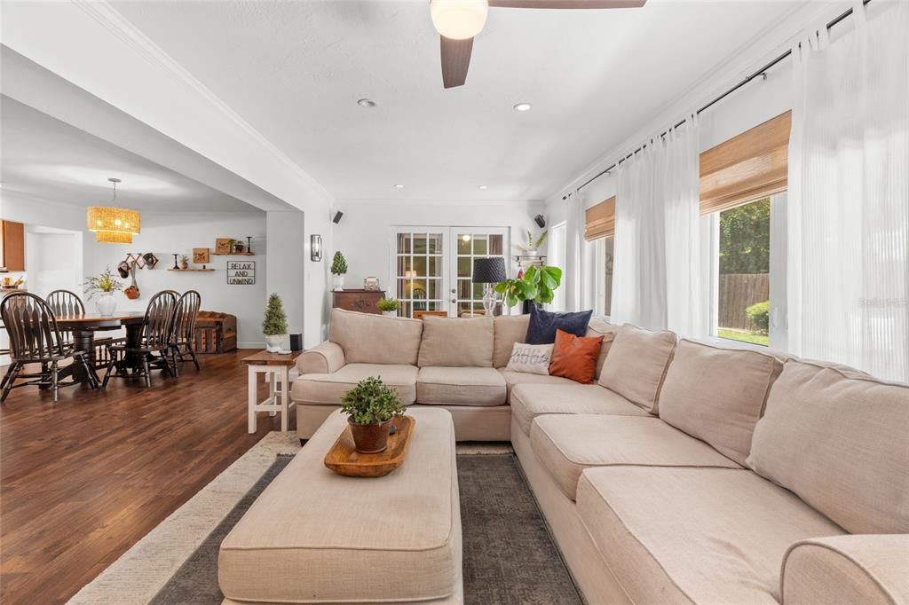 Chandelier, Dining room, Interior, Living room, Recessed Lighting, Wood Texture Flooring