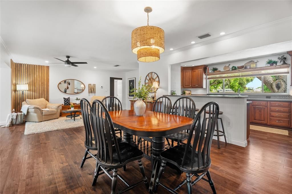 Chandelier, Dining room, Interior, Living room, Recessed Lighting, Wood Texture Flooring