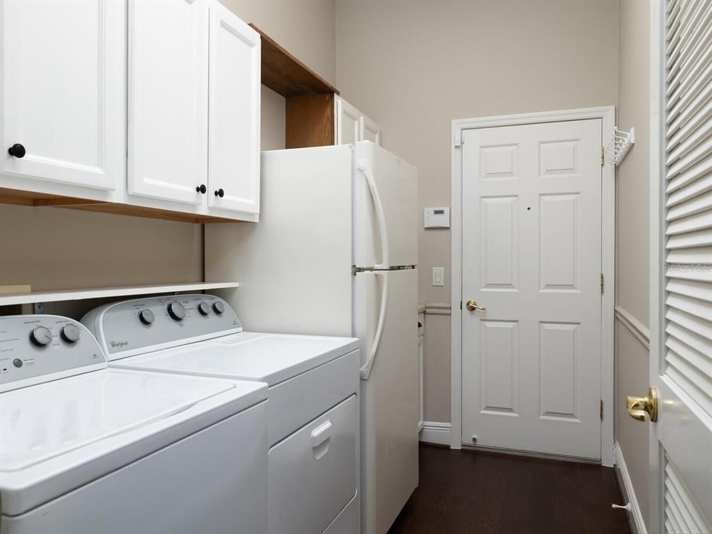 Interior, Washer, Wood Texture Flooring