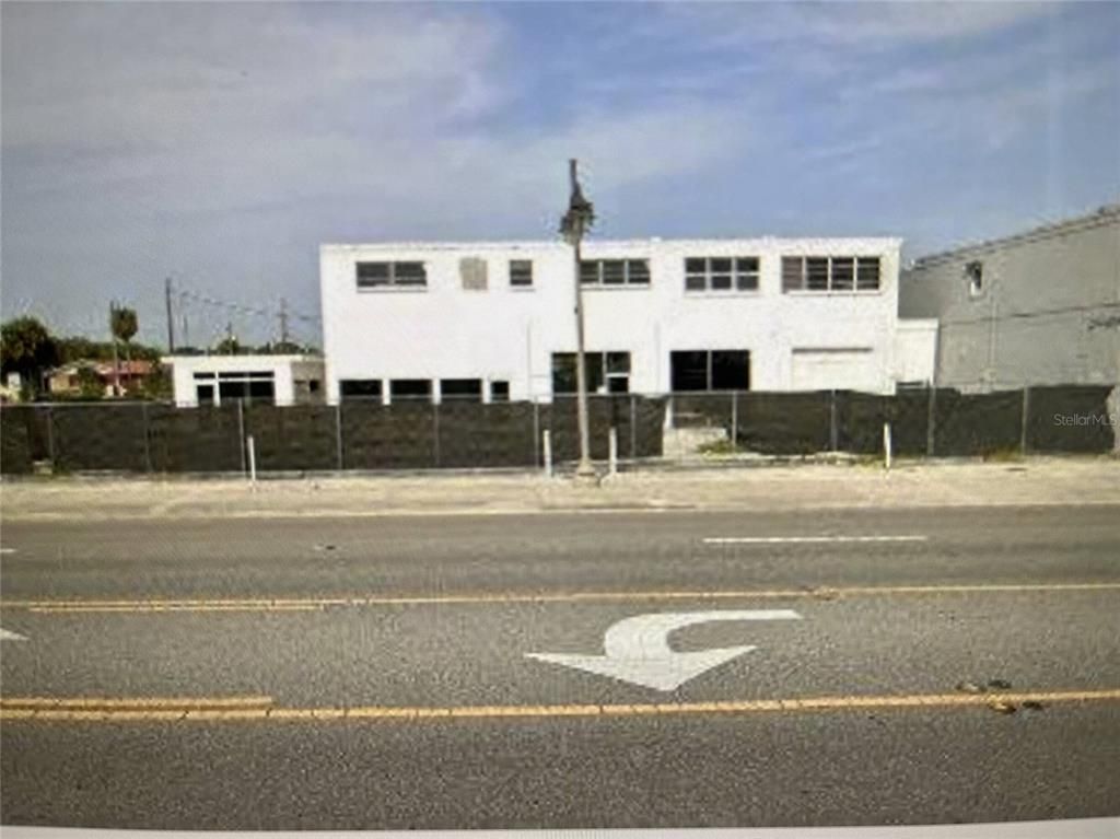 Exterior, Facade, Modern