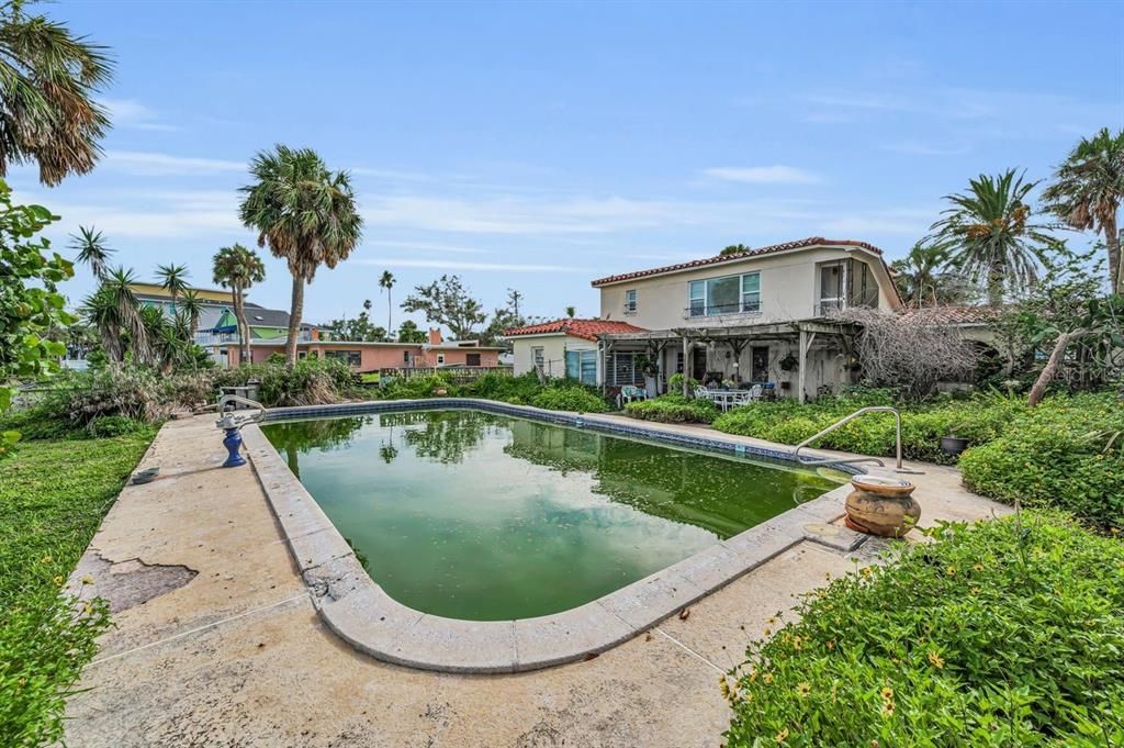 Exterior, Pool
