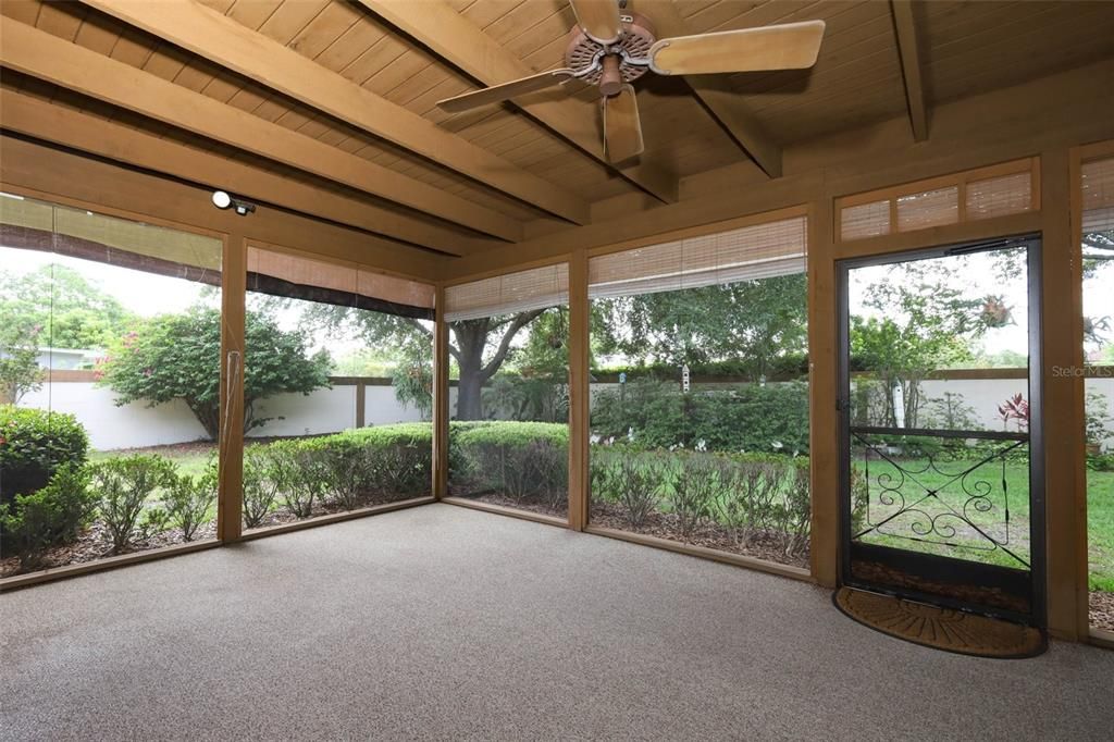 Empty room, Interior, Sun Room, Wooden Beams, Wooden Ceilings