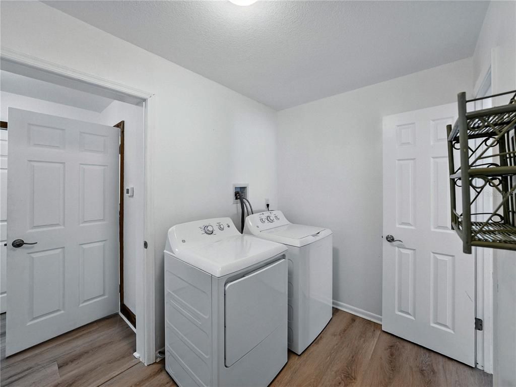 Interior, Washer, Wood Texture Flooring