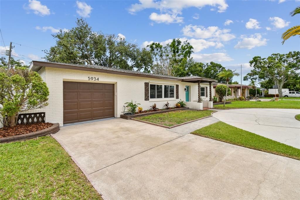 Attached, Exterior, Facade, Ranch