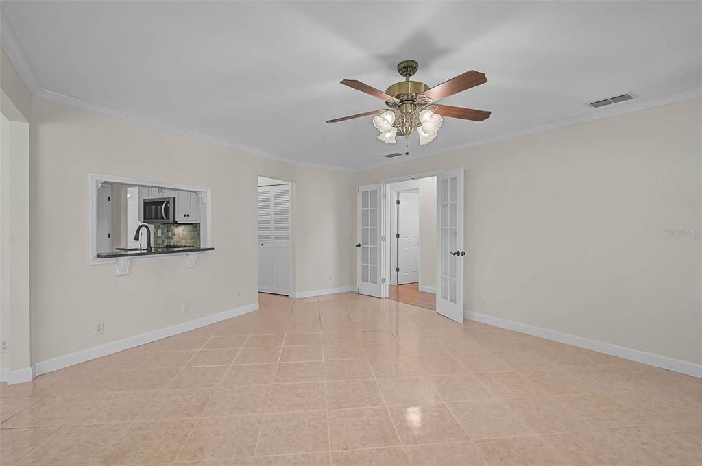 Empty room, Interior