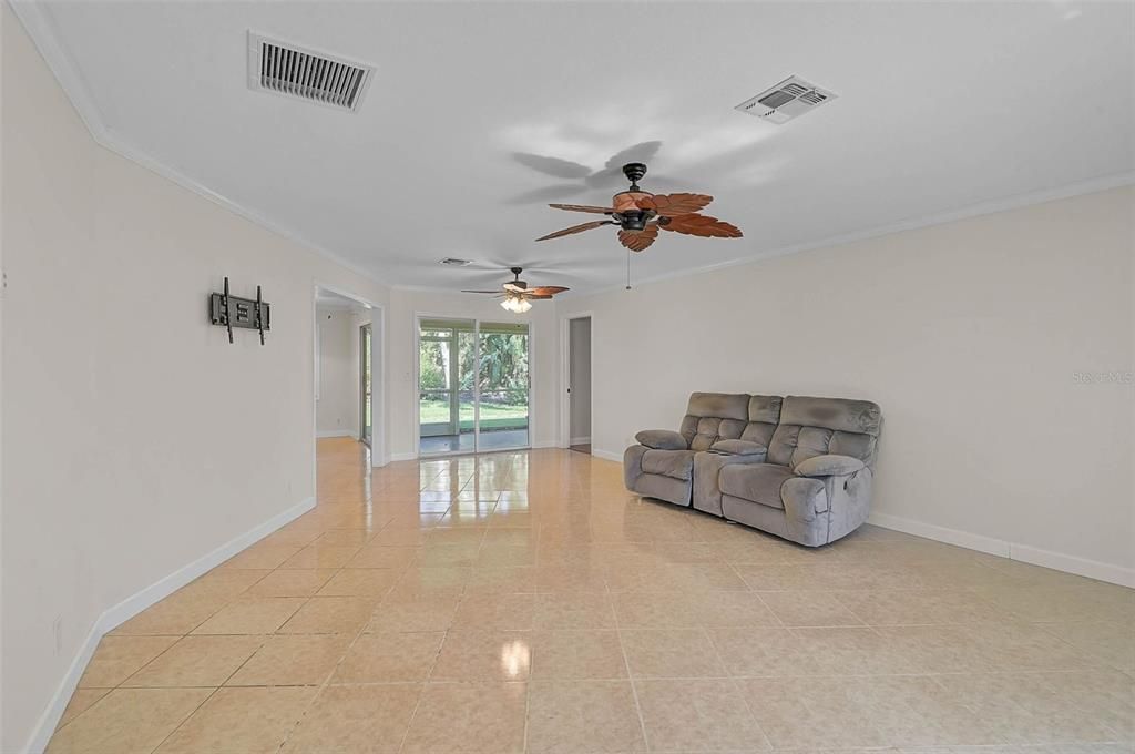 Empty room, Interior