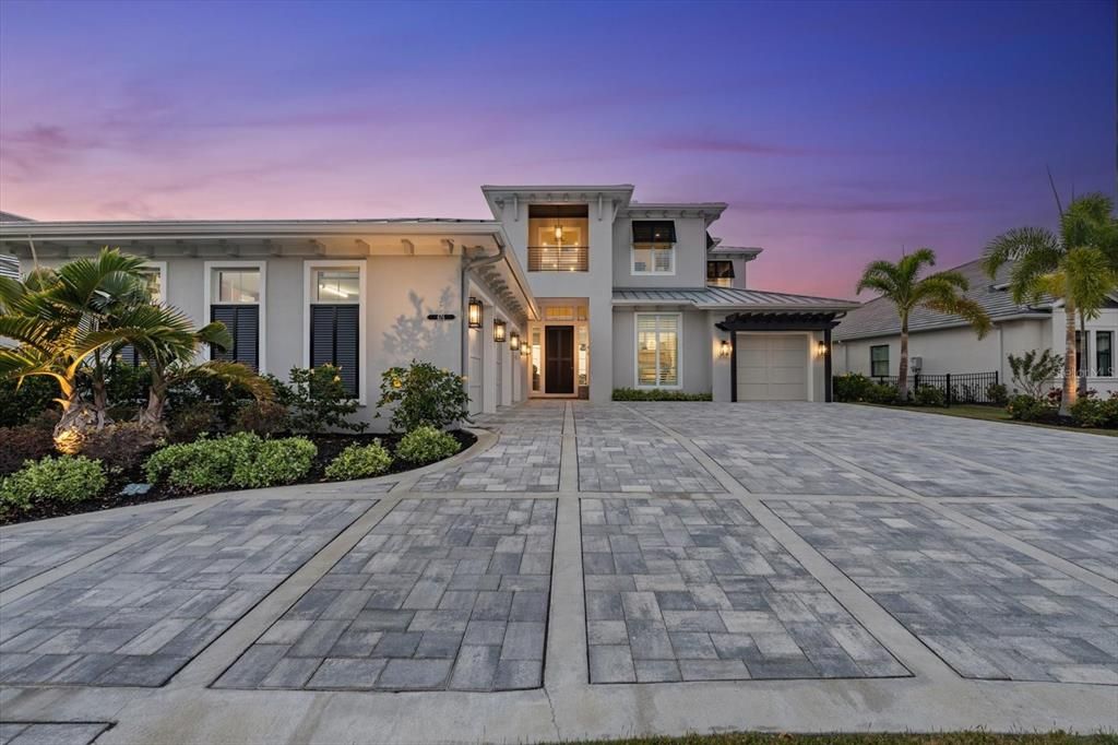 Attached, Exterior, Facade, Mediterranean