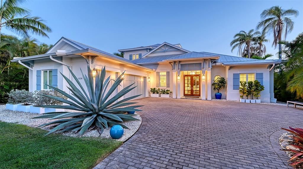 Exterior, Facade, Ranch