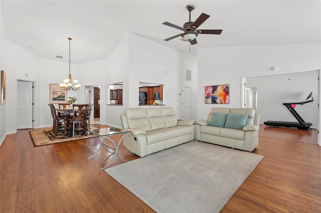 Chandelier, Dining room, Fitness Equipment, Interior, Living room, Wood Texture Flooring