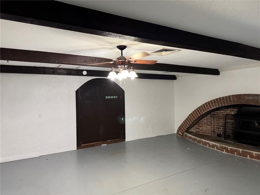 Empty room, Interior, Wooden Beams