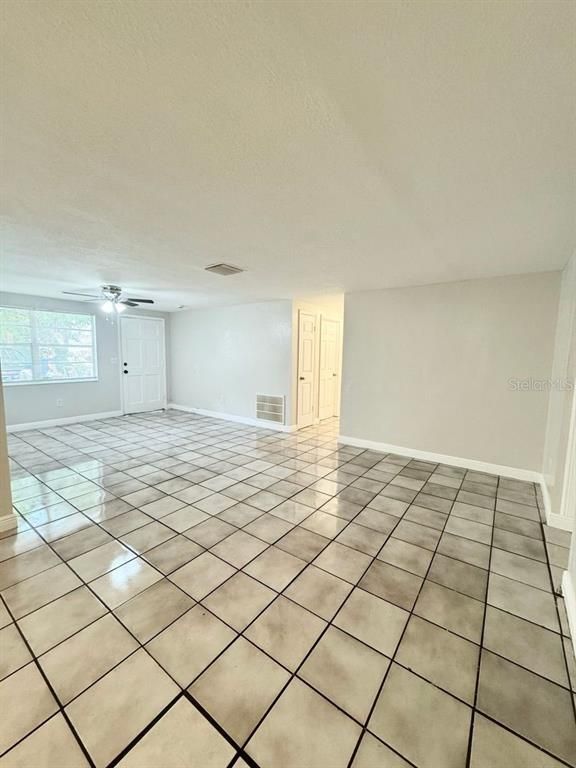 Empty room, Interior