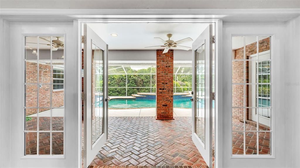Interior, Pool, Recessed Lighting, Sun Room