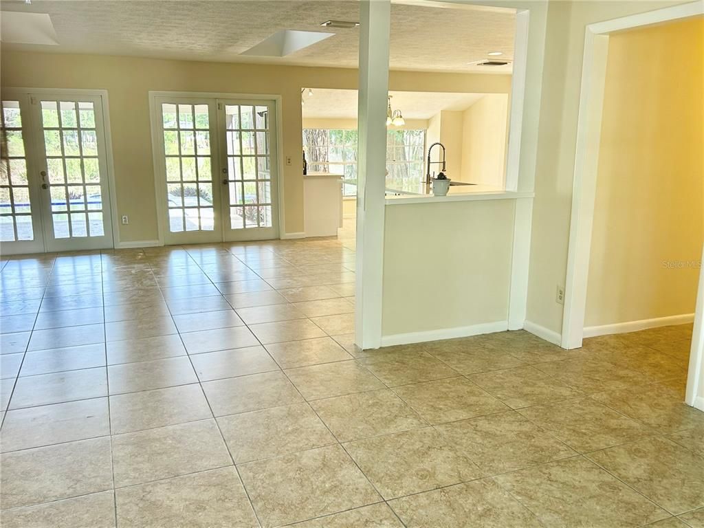 Empty room, Interior