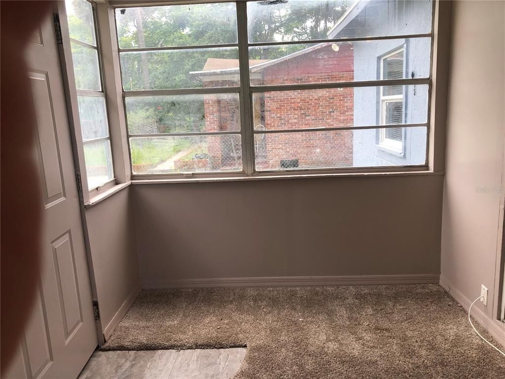 Empty room, Interior