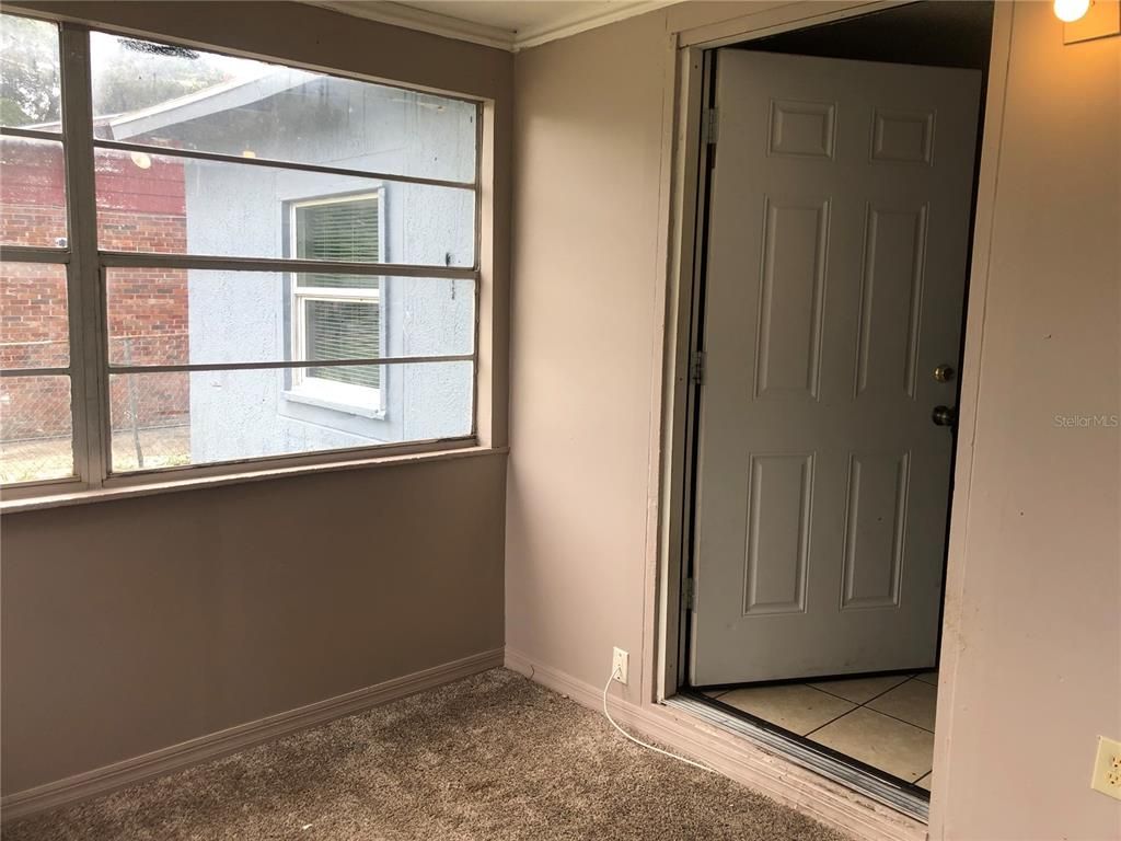 Empty room, Interior