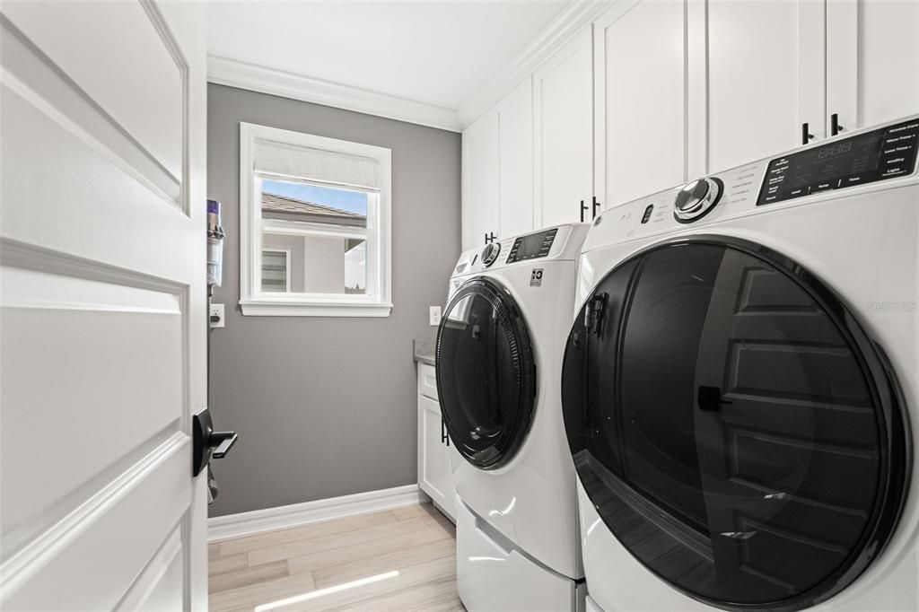 Interior, Washer, Wood Texture Flooring