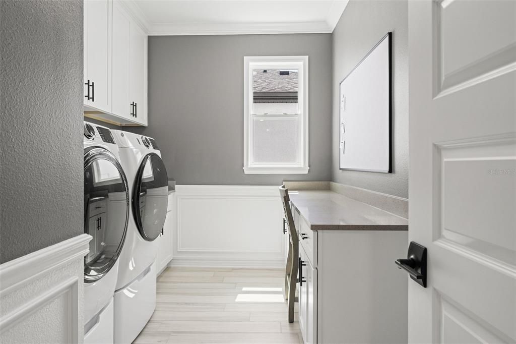 Interior, Washer, Wood Texture Flooring