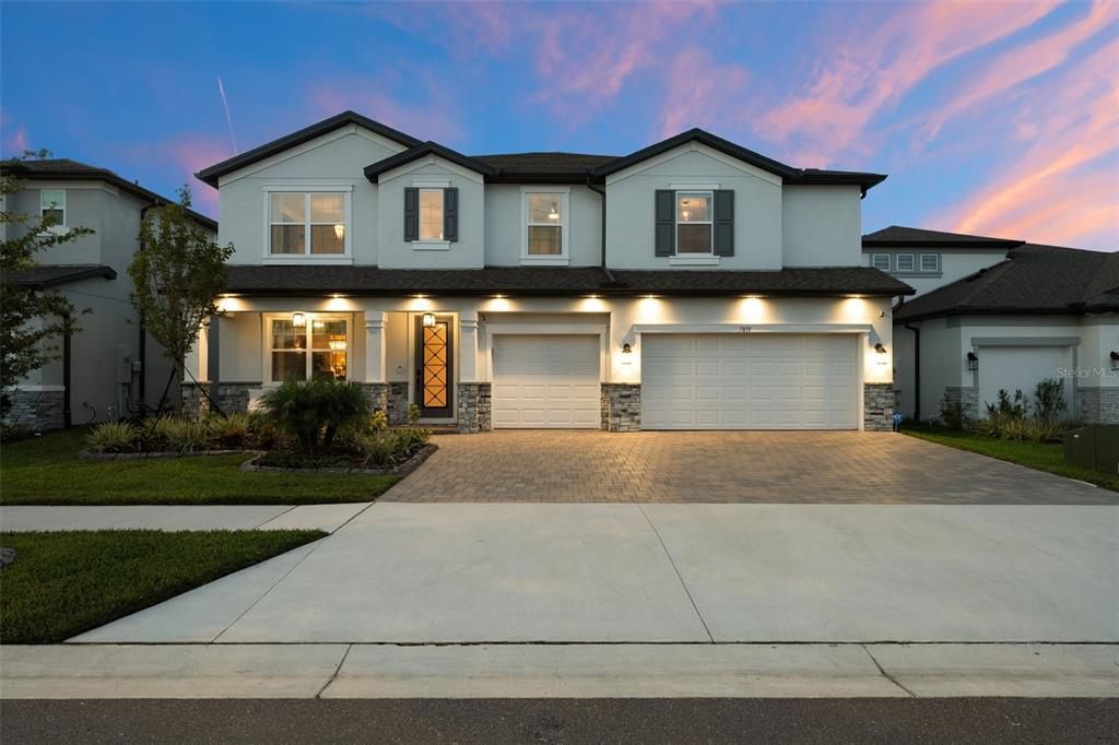 Attached, Exterior, Facade, American Craftsman