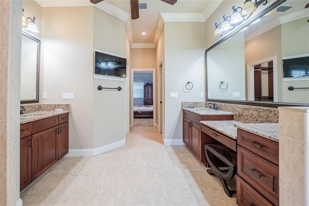 Bathroom, Dual Sink Vanities, Interior, Recessed Lighting